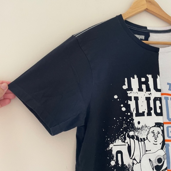 True Religion Half Split Logo Graphic Tee Mens Medium Urban Street Preppy Shirt - Picture 4 of 11